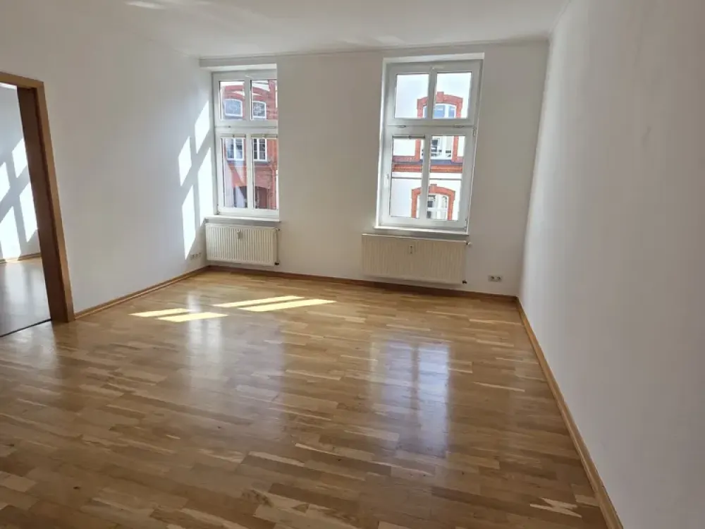 3-room apartment with balcony, laminate flooring, fitted kitchen and bathtub