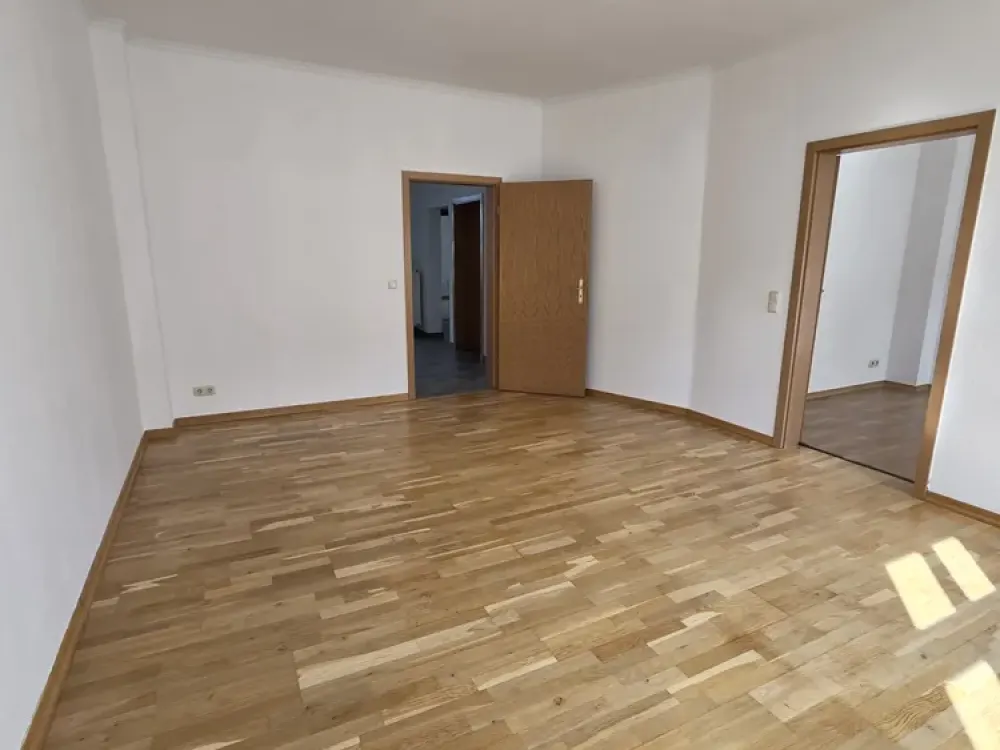 3-room apartment with balcony, laminate flooring, fitted kitchen and bathtub