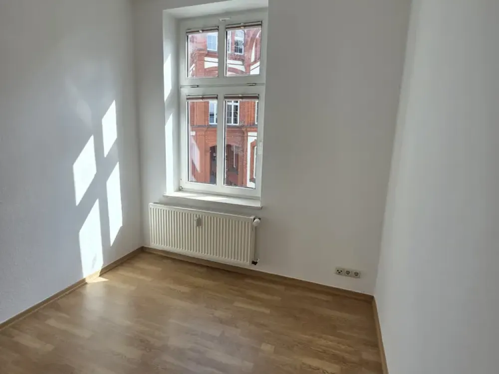 3-room apartment with balcony, laminate flooring, fitted kitchen and bathtub