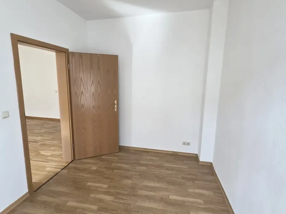 3-room apartment with balcony, laminate flooring, fitted kitchen and bathtub