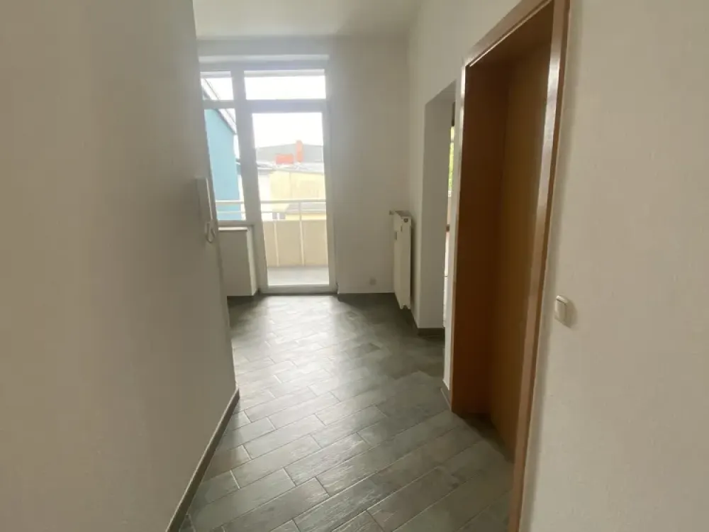 3-room apartment with balcony, laminate flooring, fitted kitchen and bathtub