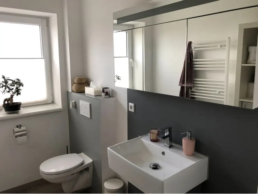Frei zum 1.9.!: Apartment mit Tageslichtbad, Küche, W-LAN, Aufzug uvm.