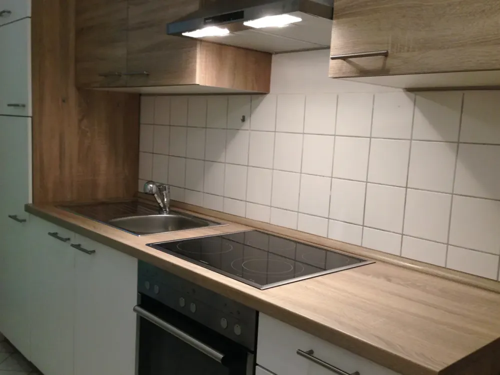 Wohnung im Hochparterre mit Einbauküche, Laminat, Bad mit Fenster, eigene Terrasse