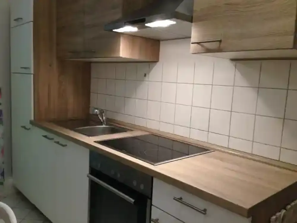 Wohnung im Hochparterre mit Einbauküche, Laminat, Bad mit Fenster, eigene Terrasse