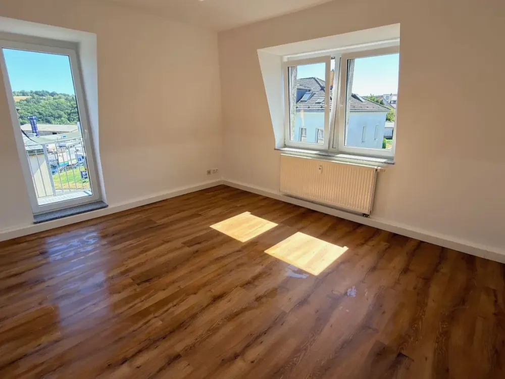 Erstbezug nach Sanierung: Stilvolle 2-Zimmer-DG-Wohnung mit Balkon und Panoramablick über Dresden