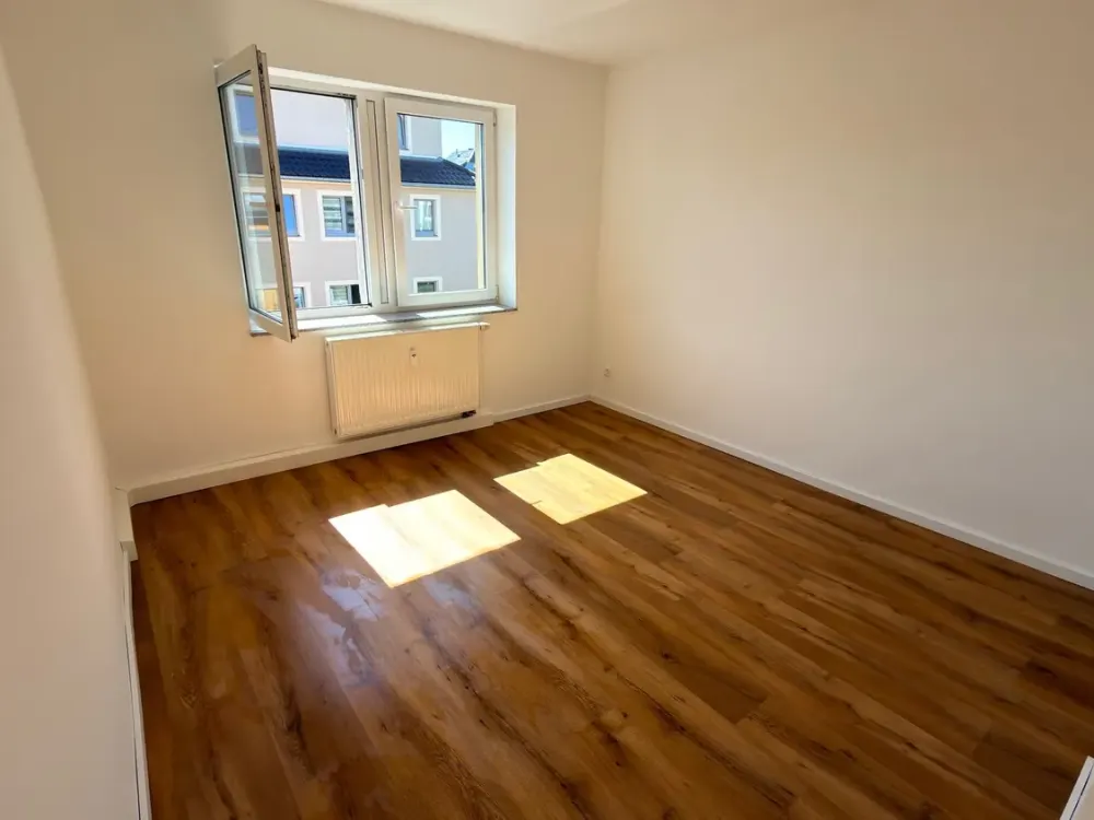 Erstbezug nach Sanierung: Stilvolle 2-Zimmer-DG-Wohnung mit Balkon und Panoramablick über Dresden
