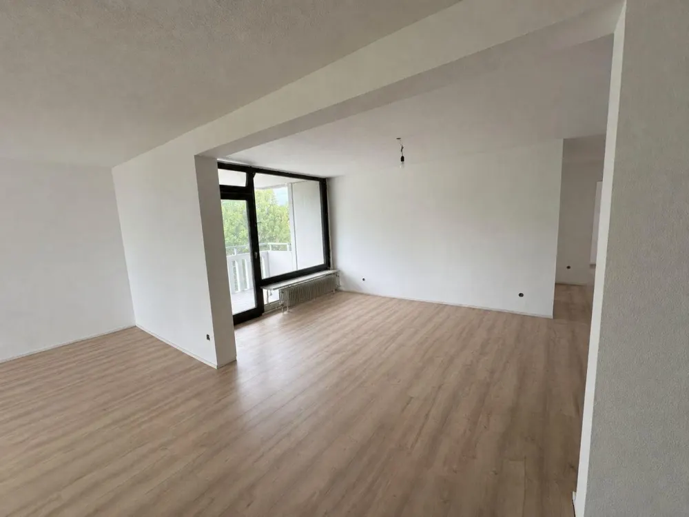 Erstbezug nach Sanierung- 3,5-4 Zimmer-Wohnung mit Einbauküche