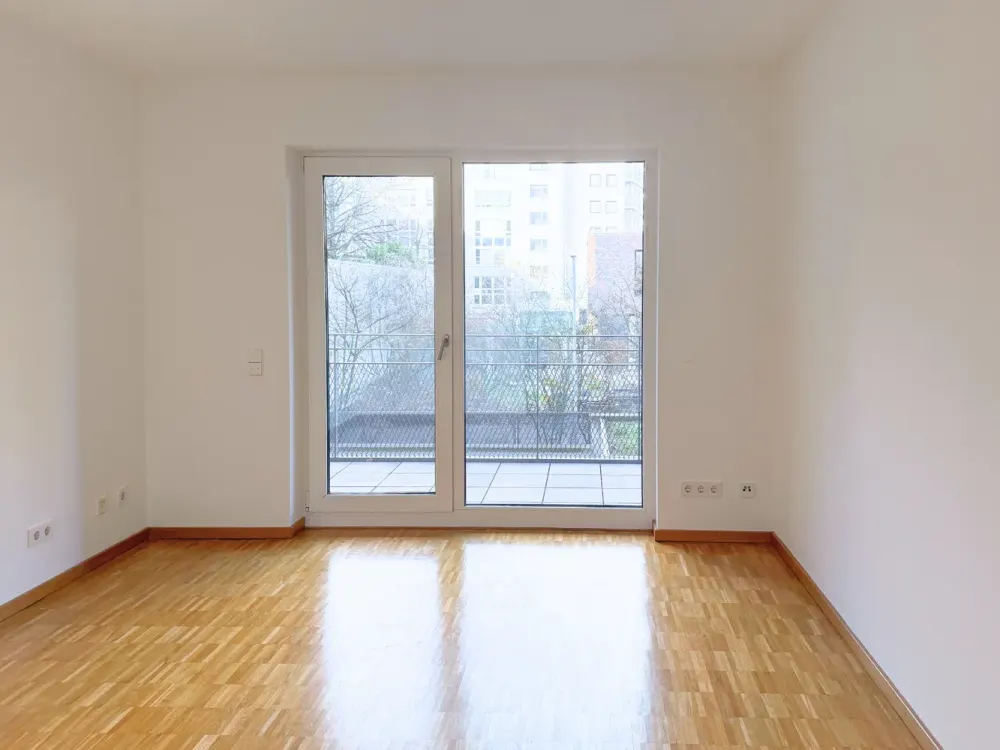 Spacious 3-Room Apartment in Desirable Location at Westhafen with Fitted Kitchen, Balcony & Sunny Loggia