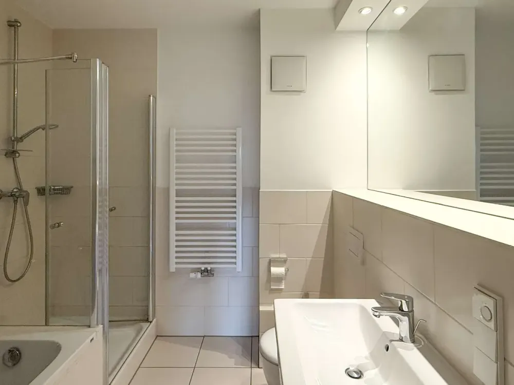 Spacious 3-Room Apartment in Desirable Location at Westhafen with Fitted Kitchen, Balcony & Sunny Loggia