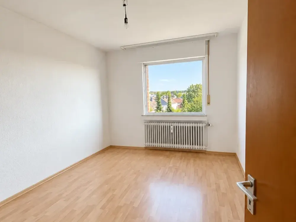 Spacious 3-Room Apartment with Balcony for Rent