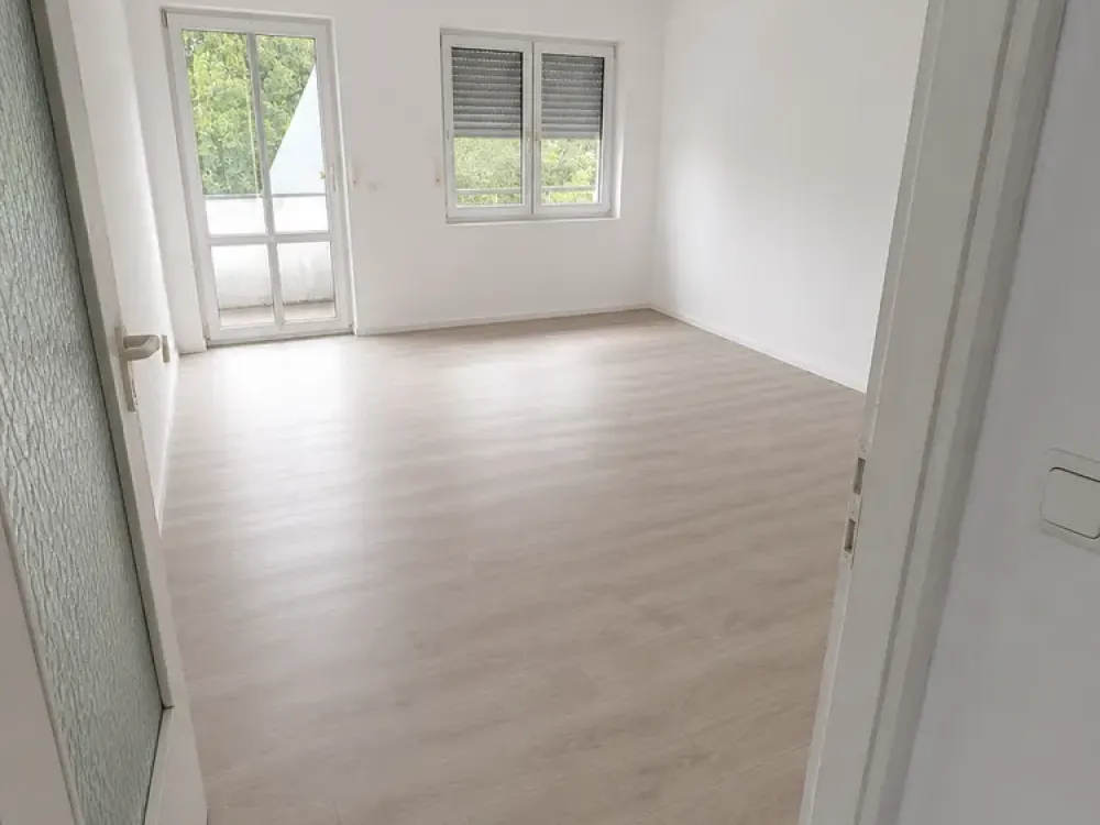 Helle 2-Zimmer-Wohnung mit Balkon, Aufzug und TG-Stellplatz in attraktiver Lage am Würmkanal