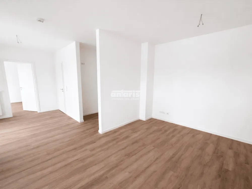 شركة antaris Immobilien GmbH تجربة جودة سكن جديدة - شقة من 4 غرف مع شرفة وحمام بانيو