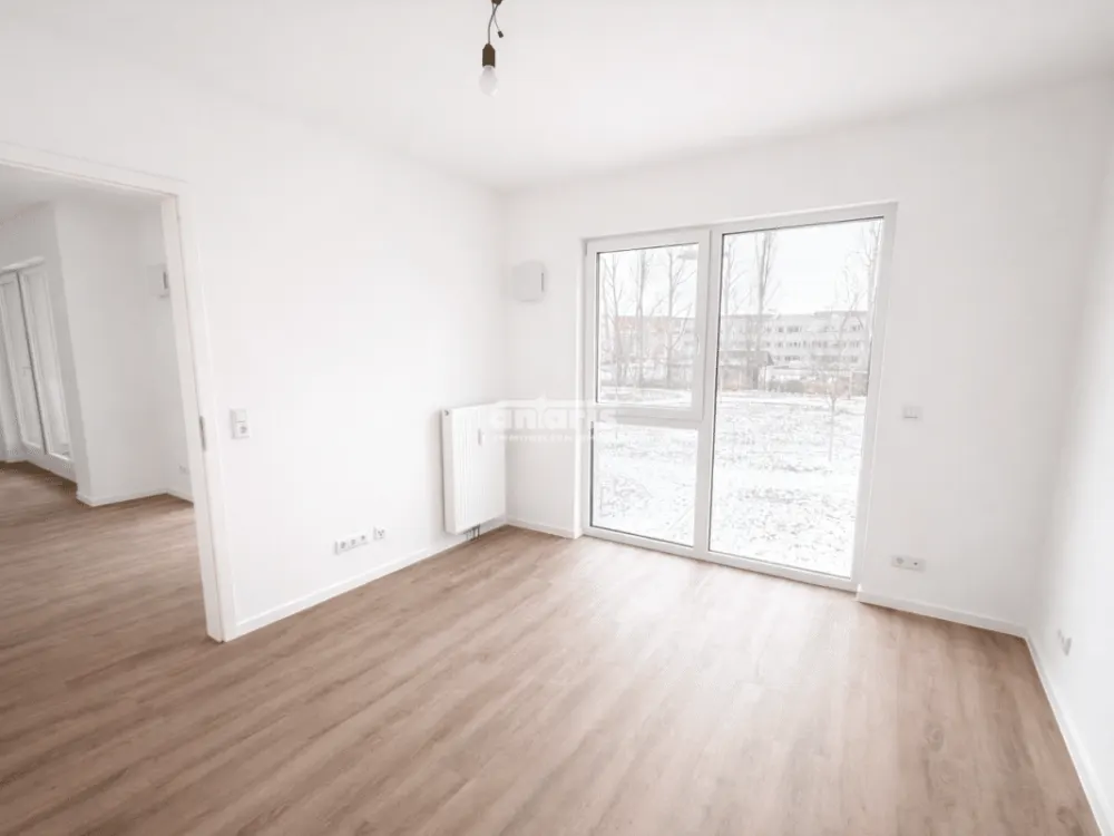 شركة antaris Immobilien GmbH تجربة جودة سكن جديدة - شقة من 4 غرف مع شرفة وحمام بانيو