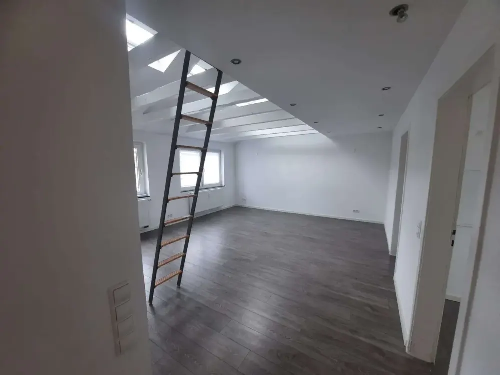 Schöne Dachgeschosswohnung in zentraler Lage mit Aufzug!