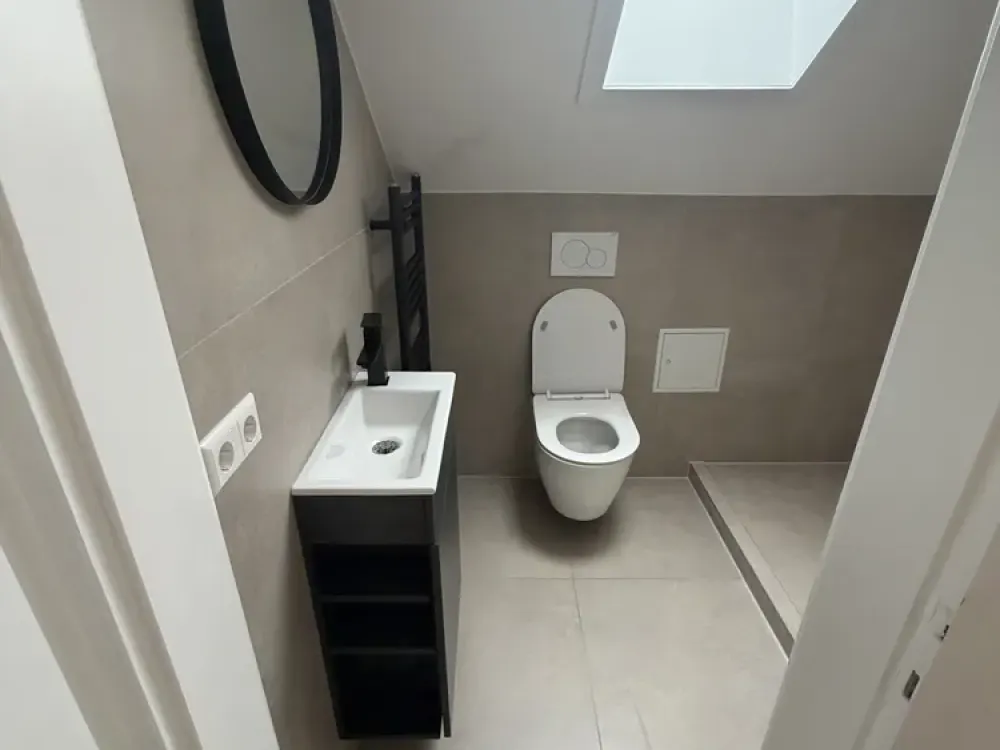 Modern sanierte 3-Zimmer-Dachgeschosswohnung, Erstbezug mit neuer Einbauküche & neuem Bad