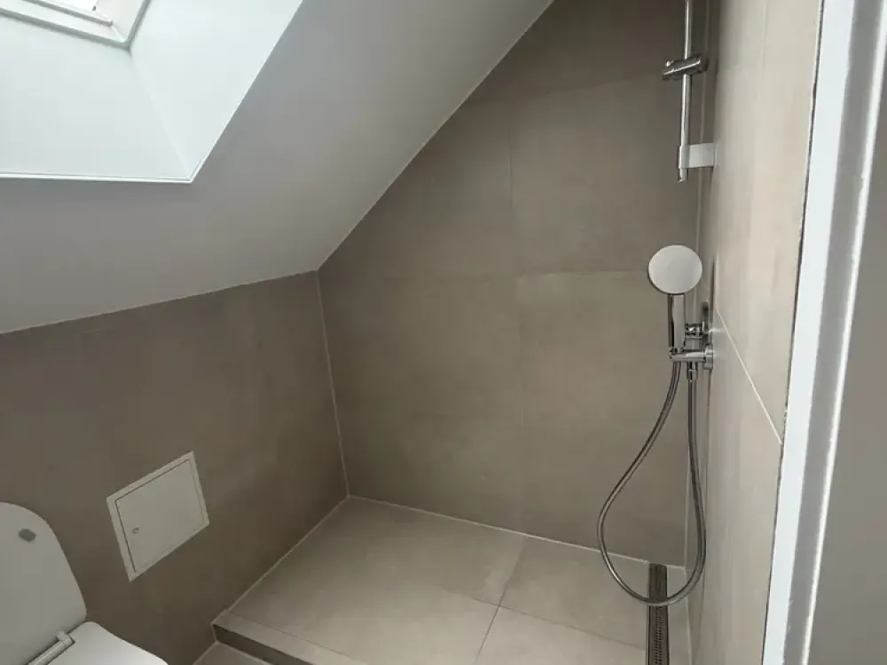 Modern sanierte 3-Zimmer-Dachgeschosswohnung, Erstbezug mit neuer Einbauküche & neuem Bad