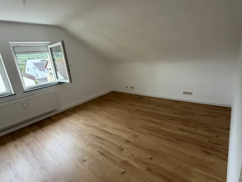 Modern sanierte 3-Zimmer-Dachgeschosswohnung, Erstbezug mit neuer Einbauküche & neuem Bad