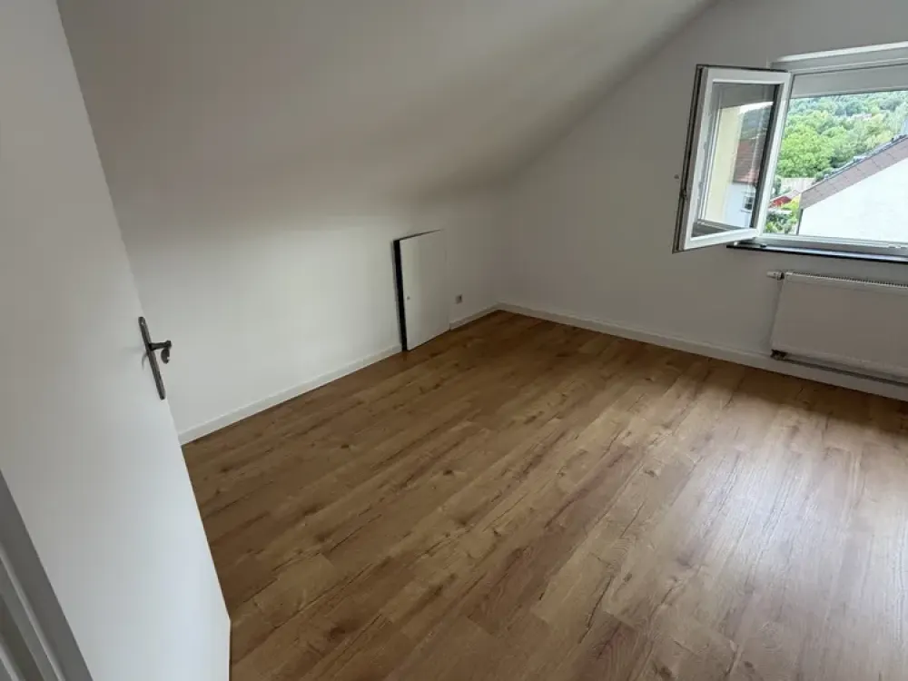 Modern sanierte 3-Zimmer-Dachgeschosswohnung, Erstbezug mit neuer Einbauküche & neuem Bad