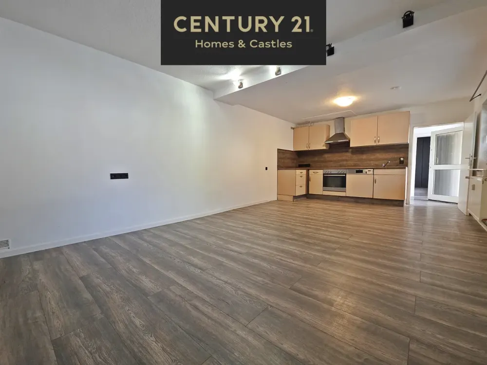Comfortable & Almost Ground-Level, Charming 2-Room Apartment with Separate Entrance and Fitted Kitchen