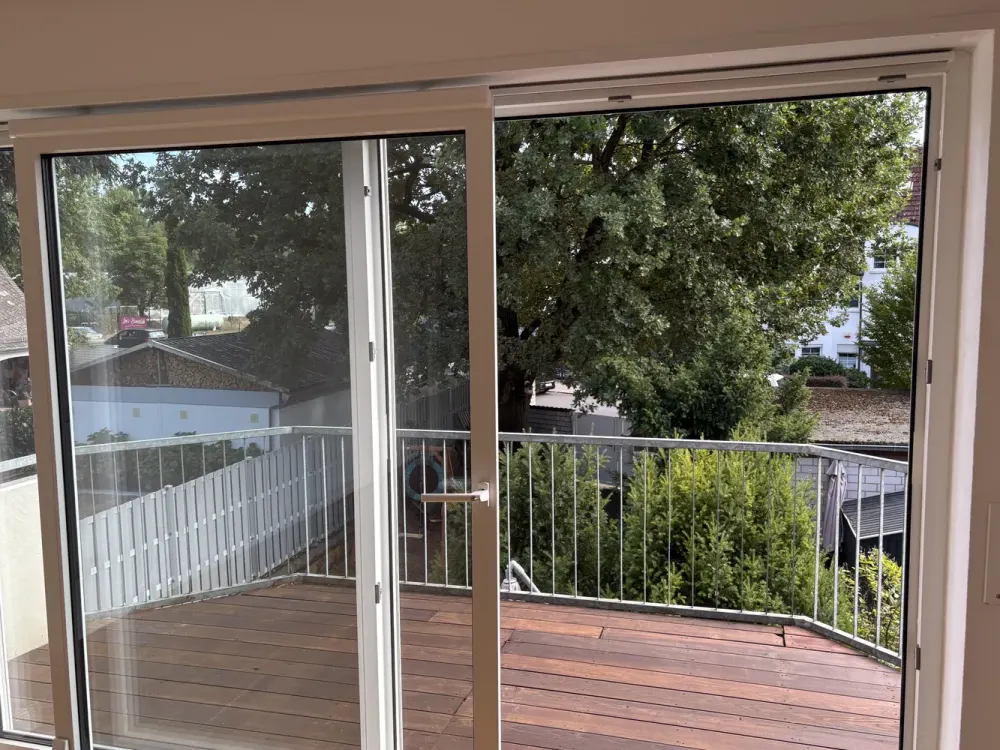 Vollständig renovierte, sehr helle 3 Zimmerwohnung mit großem Balkon im Grünen
