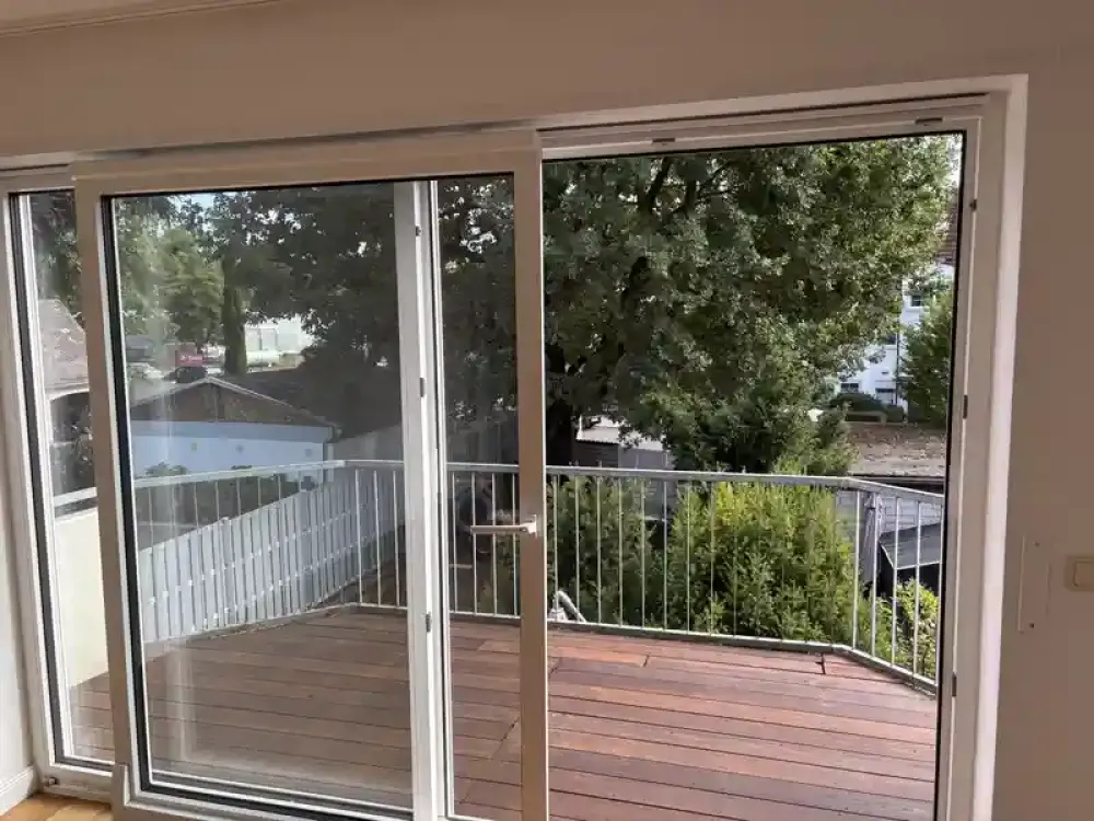 Vollständig renovierte, sehr helle 3 Zimmerwohnung mit großem Balkon im Grünen