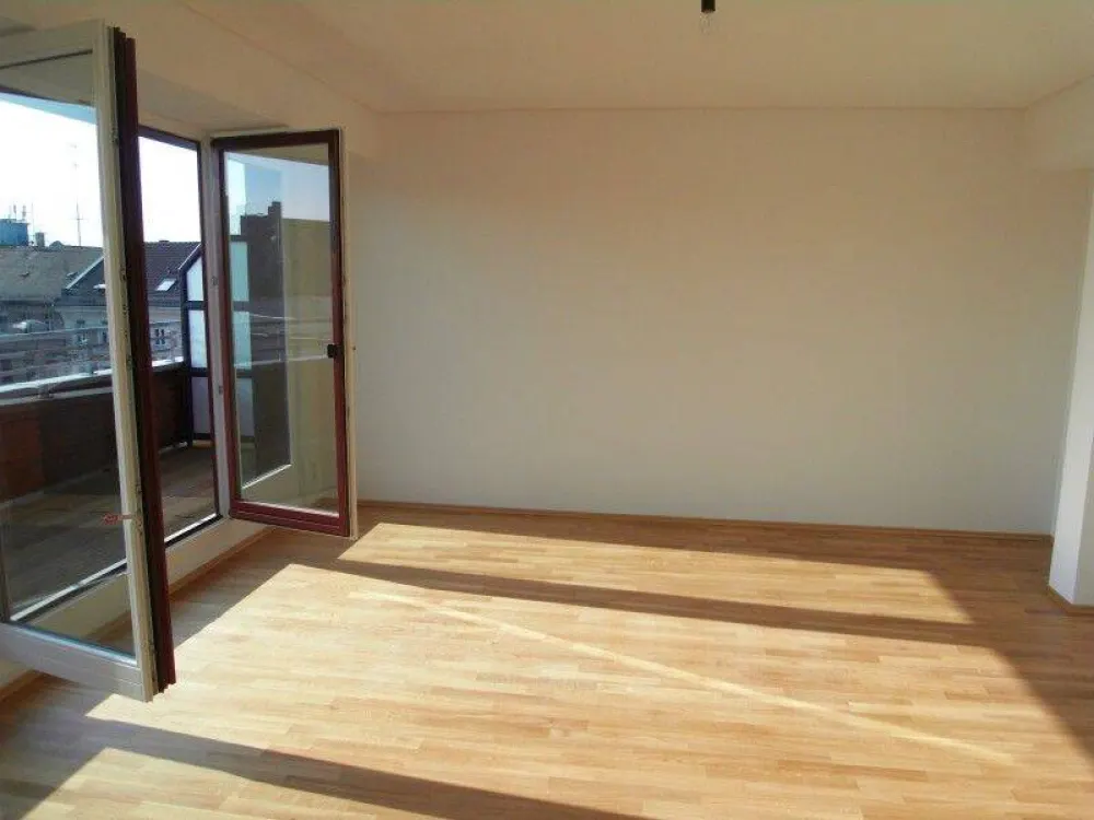 Dachgeschoss - 2-Zimmer-Wohnung im sanierten Fabrikgebäude mit Loggia !