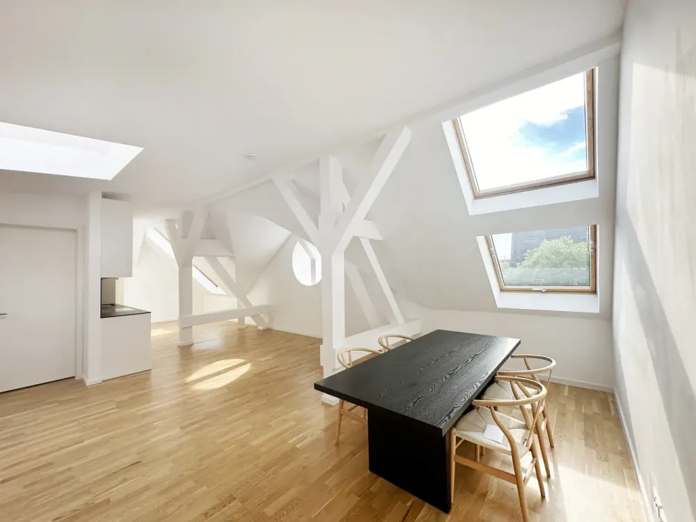 Loftartiges Dachgeschoss in saniertem Altbau ...