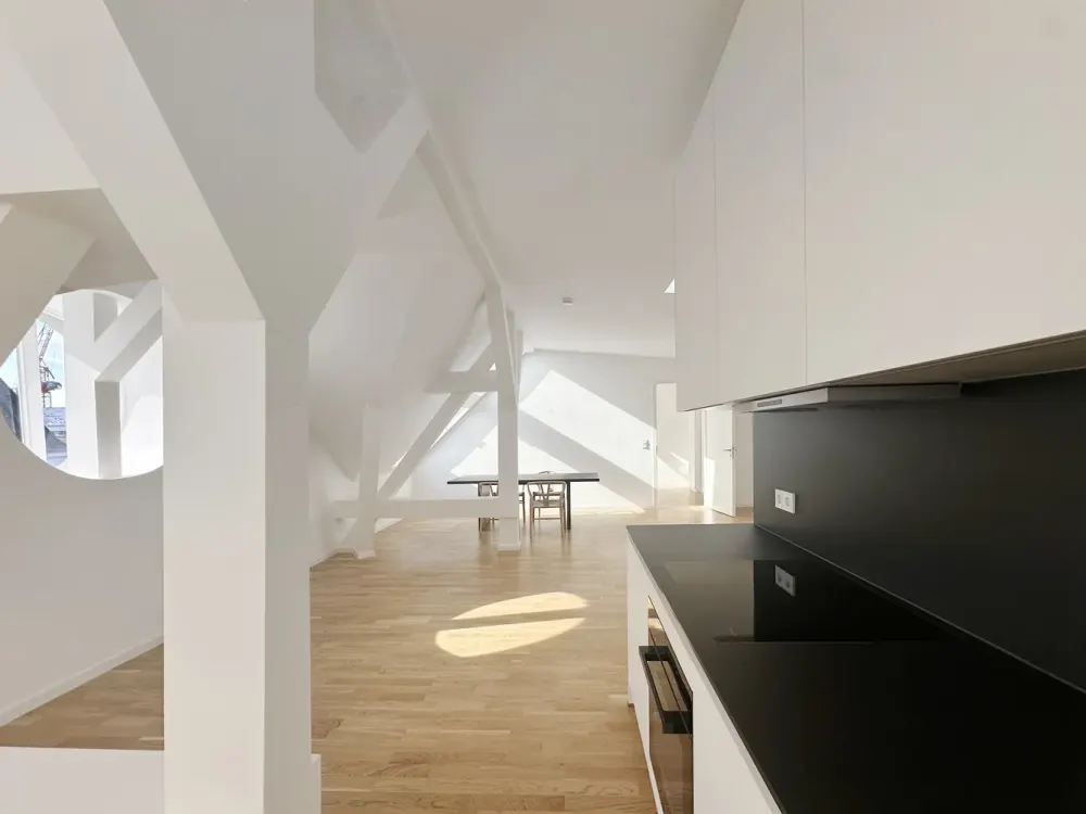 Loftartiges Dachgeschoss in saniertem Altbau ...
