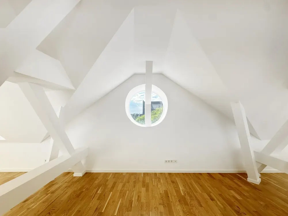 Loftartiges Dachgeschoss in saniertem Altbau ...