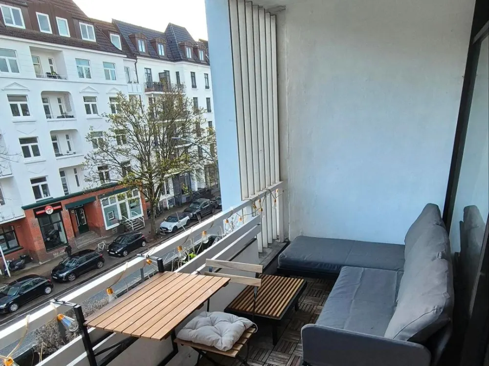 2 Zimmer mit Balkon. Nachmieter in Winterhude gesucht.