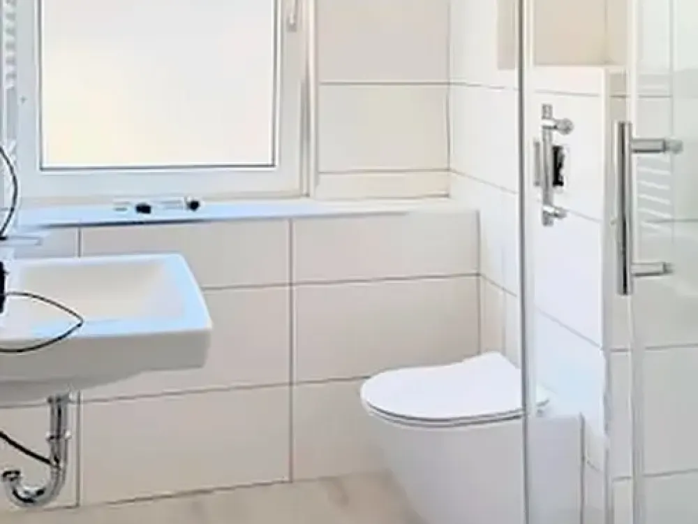 Komplett renoviert: Helle 3-Zimmer-Wohnung mit Tageslichtbad in ruhiger, stadtnaher Lage