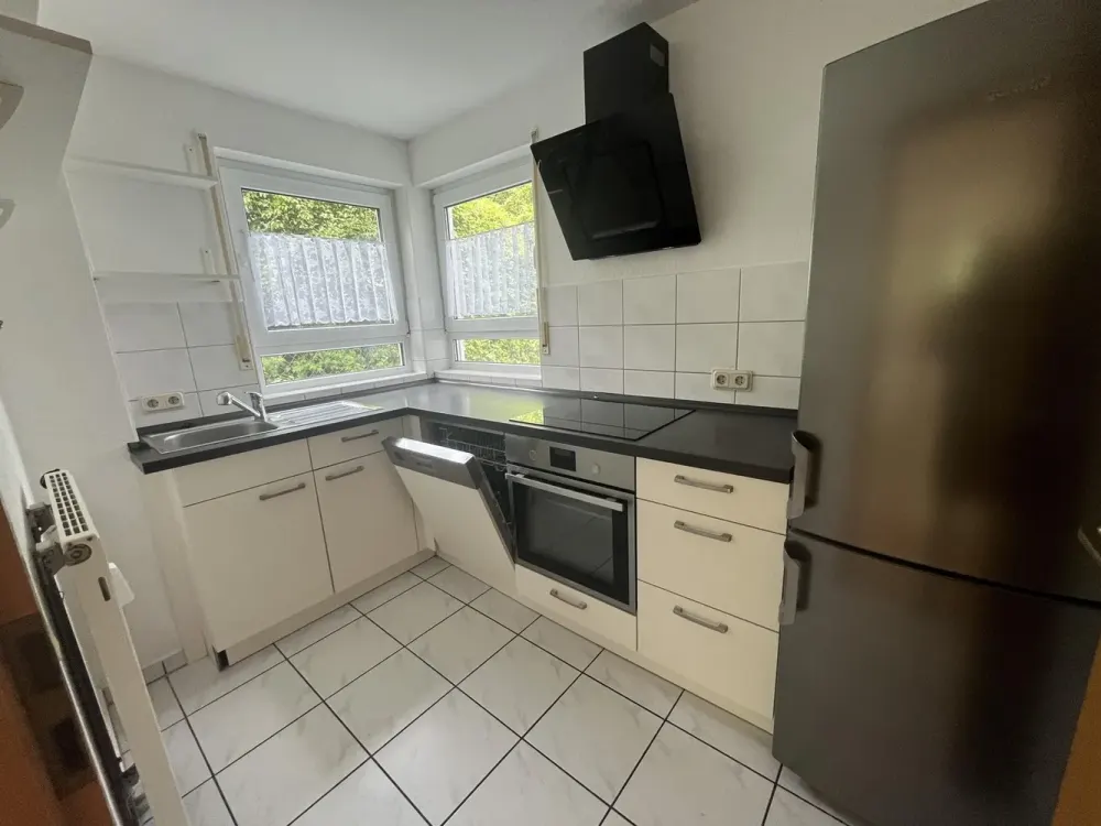 Beautiful 2.5-Room Apartment with Winter Garden in Central Location