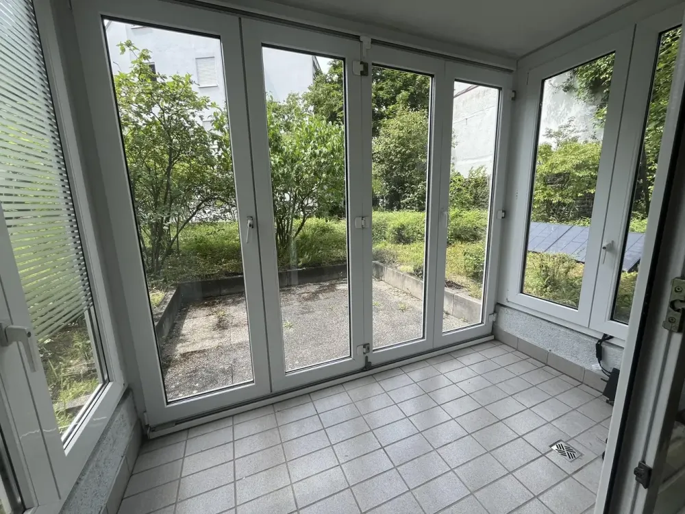 Beautiful 2.5-Room Apartment with Winter Garden in Central Location