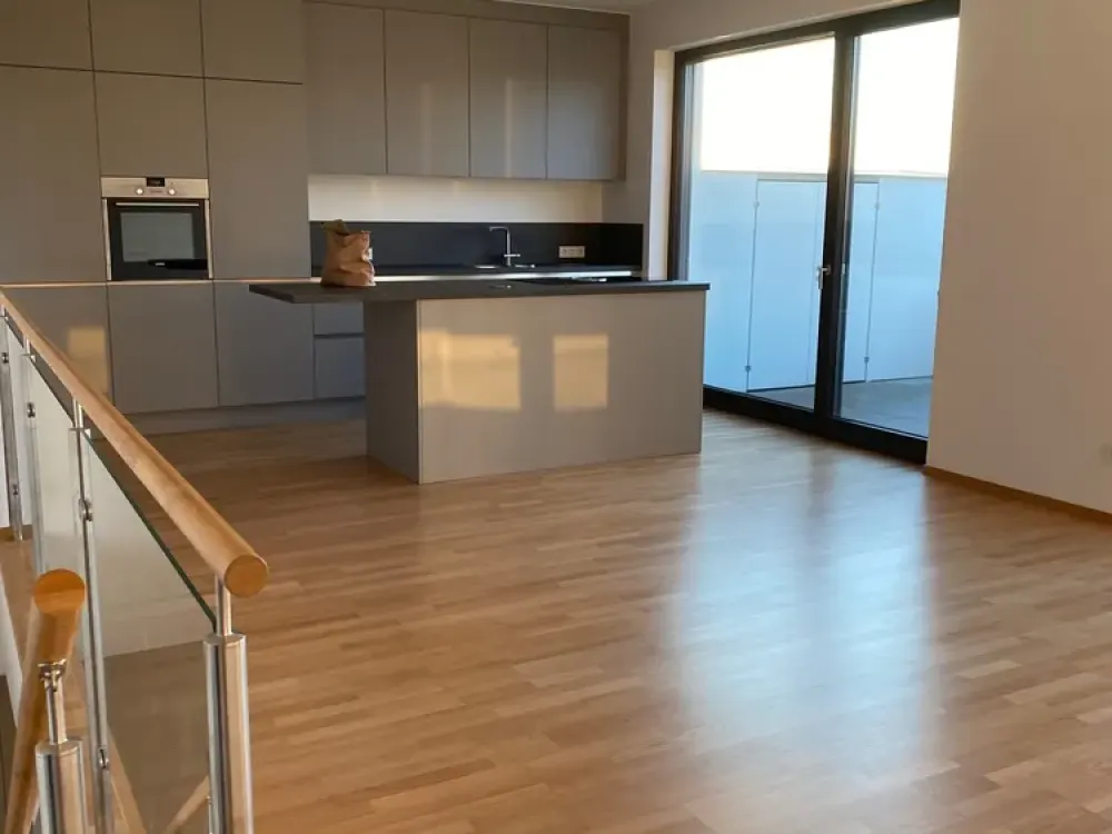 * modernes und großzügiges Penthouse mit Dachterrasse, herrlichem Blick und Einbauküche