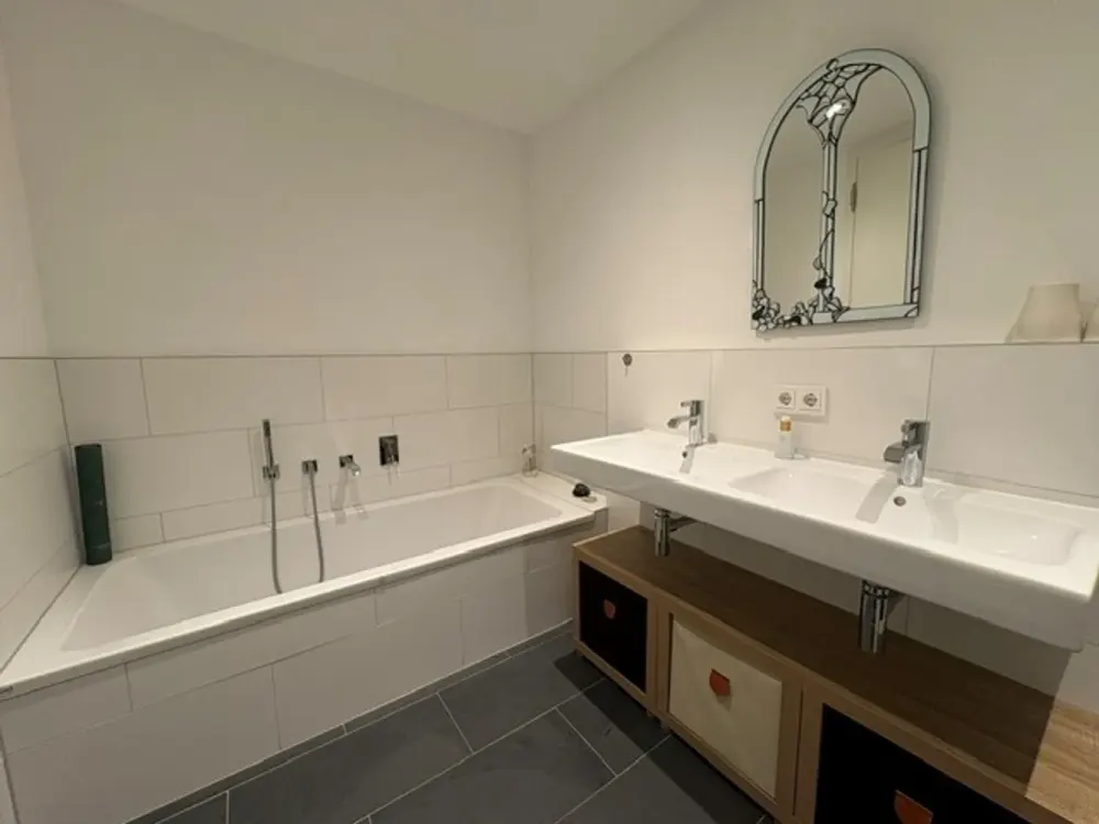 * modernes und großzügiges Penthouse mit Dachterrasse, herrlichem Blick und Einbauküche