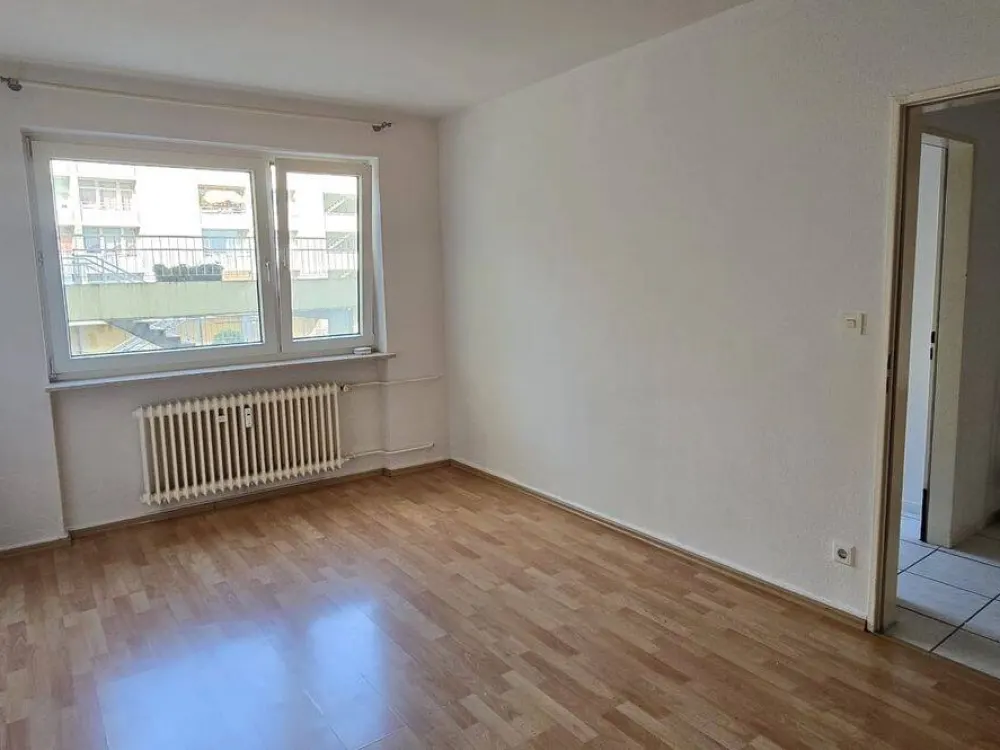 Helle und freundliche 2 Zi. Whg. in toller Wohnlage mit Balkon