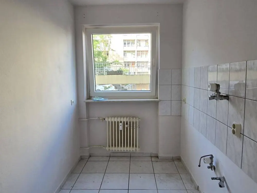 Helle und freundliche 2 Zi. Whg. in toller Wohnlage mit Balkon