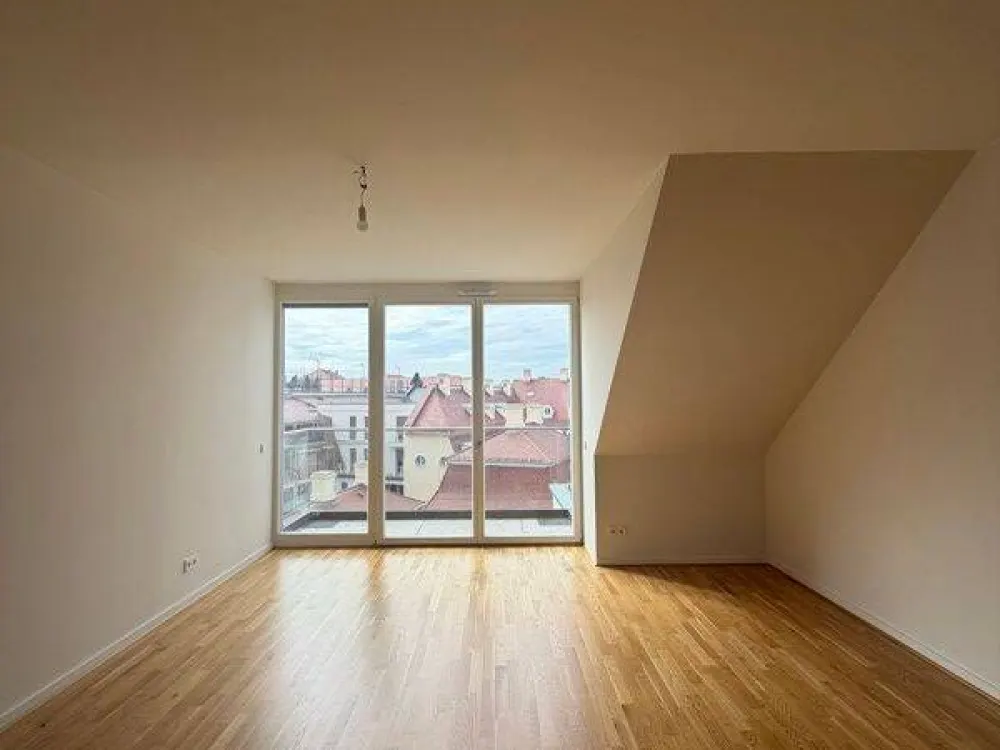 Bright 4-Room Apartment Directly in the Center: Fitted Kitchen and Balcony
