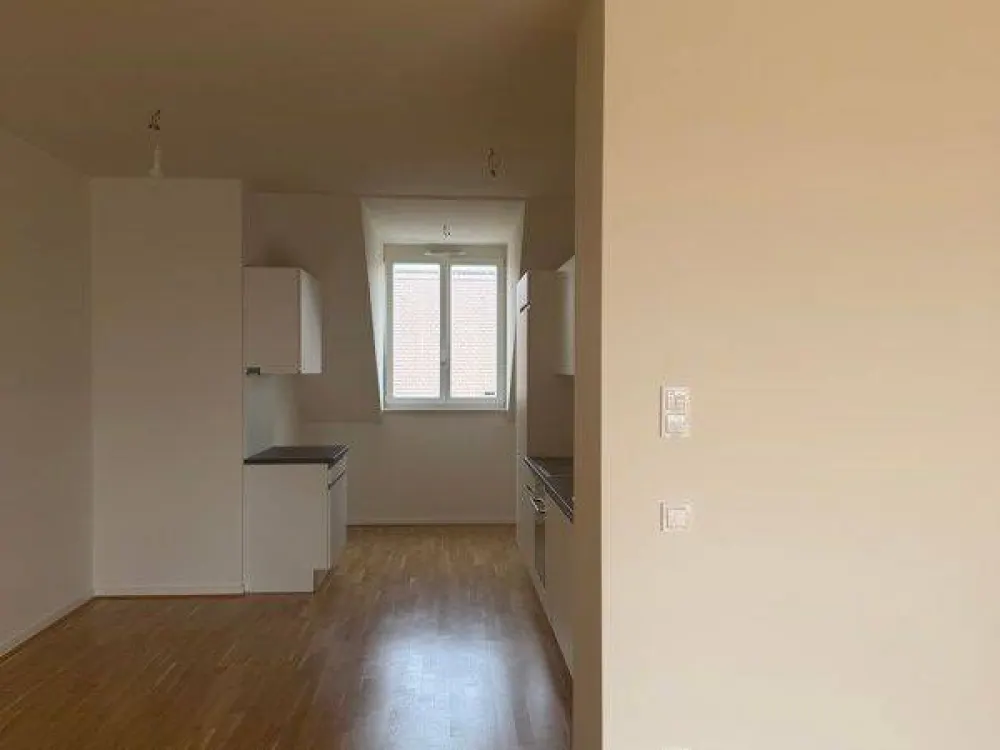 Bright 4-Room Apartment Directly in the Center: Fitted Kitchen and Balcony