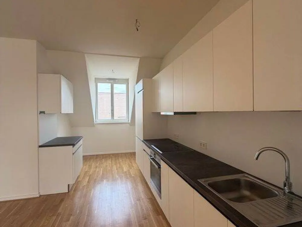 Bright 4-Room Apartment Directly in the Center: Fitted Kitchen and Balcony