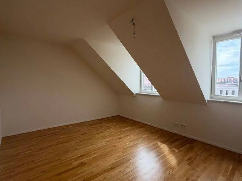 Bright 4-Room Apartment Directly in the Center: Fitted Kitchen and Balcony