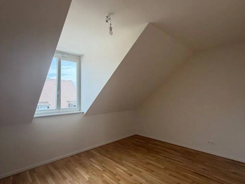 Bright 4-Room Apartment Directly in the Center: Fitted Kitchen and Balcony