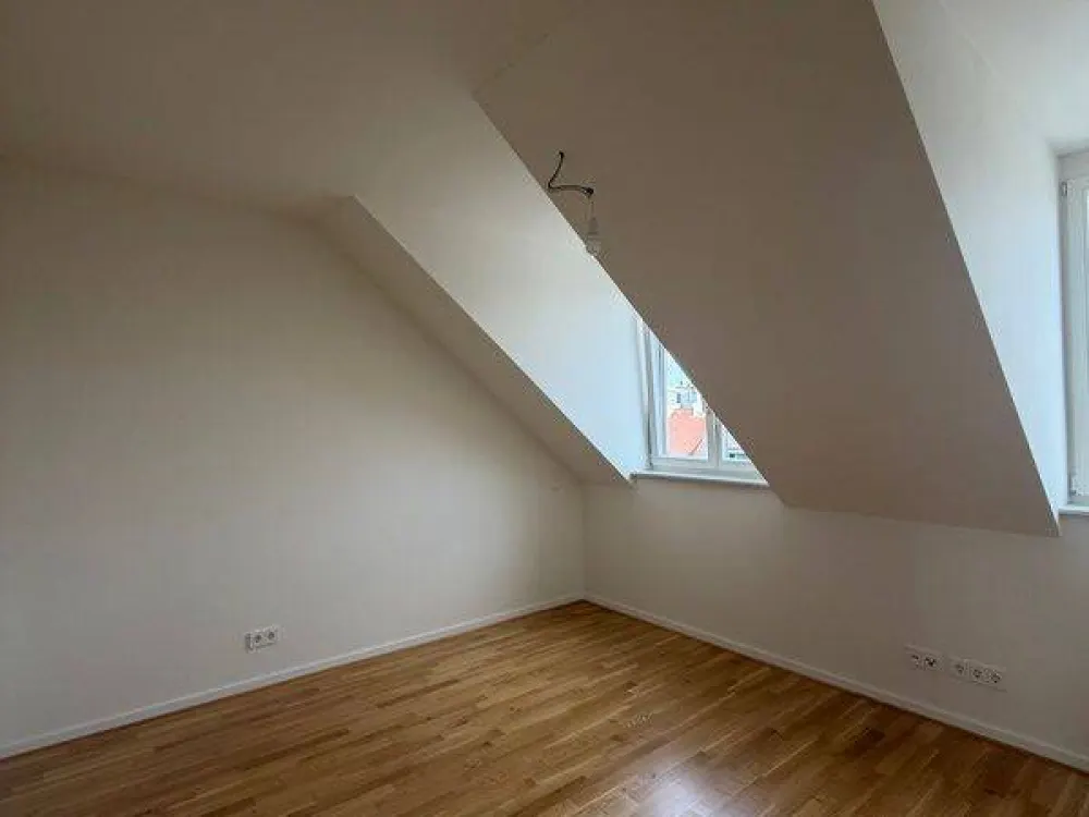 Bright 4-Room Apartment Directly in the Center: Fitted Kitchen and Balcony