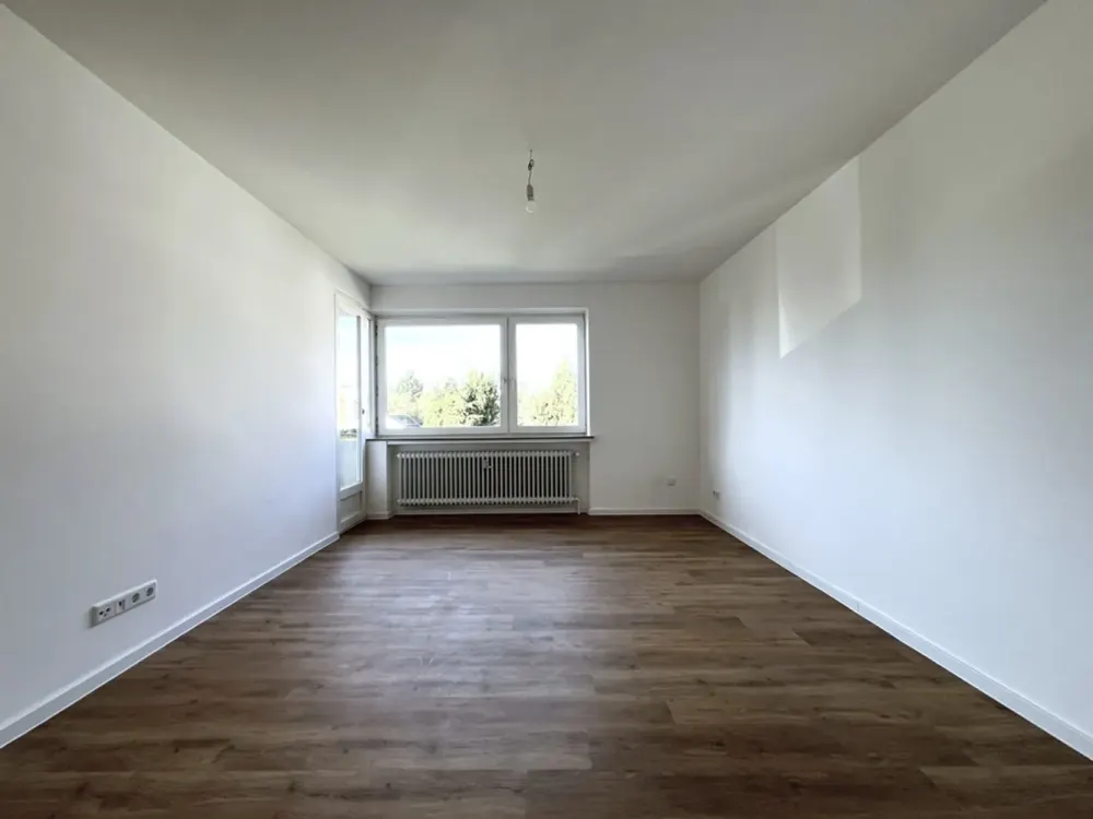 Freshly Renovated 3-Room Apartment!