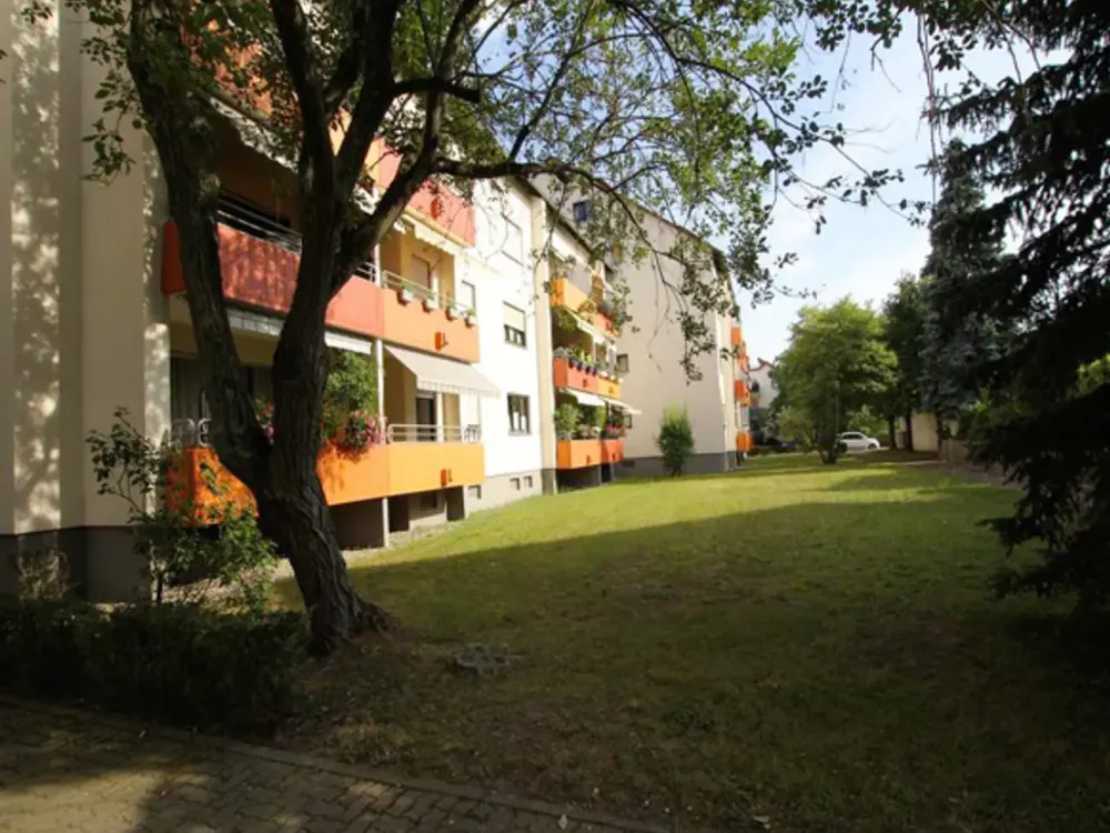 Modernisierte 2-Zimmer-Wohnung mit Westloggia, Einbauküche und Duplex-Stellplatz in Durlach-Aue