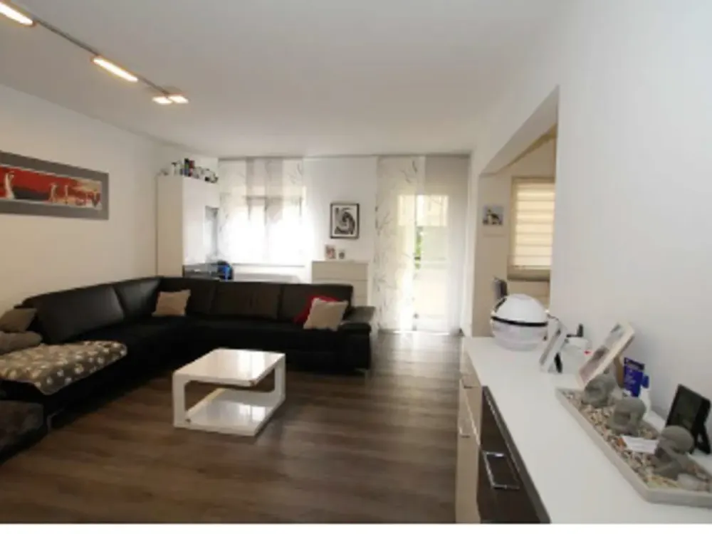 Modernisierte 2-Zimmer-Wohnung mit Westloggia, Einbauküche und Duplex-Stellplatz in Durlach-Aue
