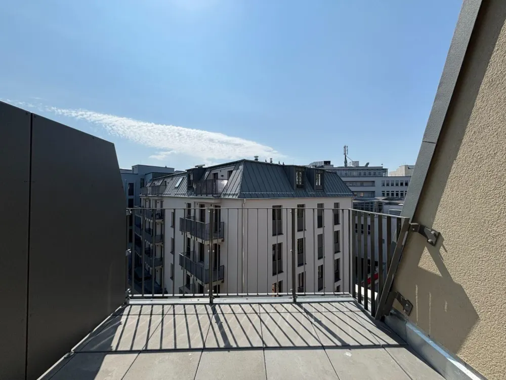 ERSTBEZUG! Hochwertige 3-Zi.-Whg. mit Tageslichtbad + EBK und Balkon !!!