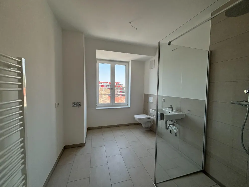 ERSTBEZUG! Hochwertige 3-Zi.-Whg. mit Tageslichtbad + EBK und Balkon !!!