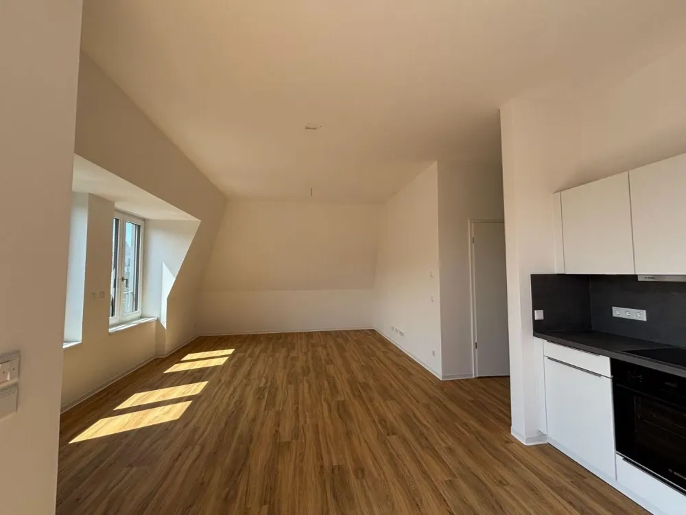ERSTBEZUG! Hochwertige 3-Zi.-Whg. mit Tageslichtbad + EBK und Balkon !!!