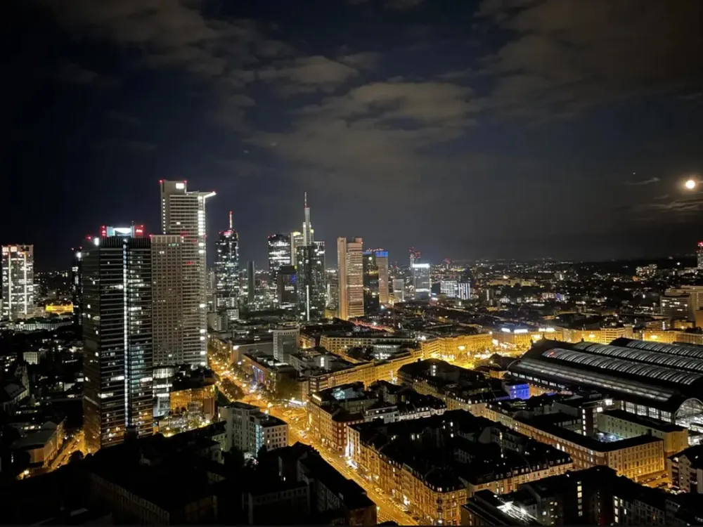 Skyline Living voll möblierte 4-Zimmer-Residenz mit Balkon, Concierge & Stellplatz